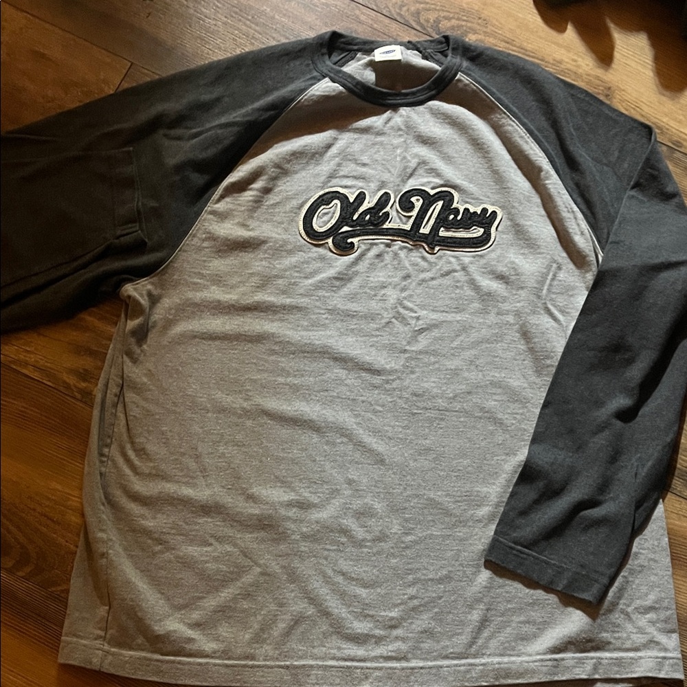 Vintage Old Navy Men's Gray and Black Raglan Tee